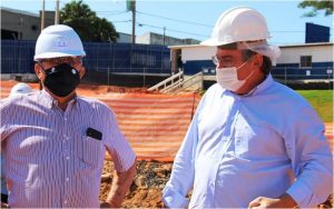 O presidente do Sincomercio Marília, Pedro Pavão, com o prefeito Daniel Alonso